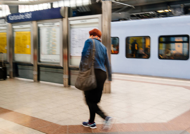 Γυναίκα μετακινήσεων στο τρένο στατίνη σιδηροδρόμου πλατφόρμα για μια πρώιμη mor - Φωτογραφία, εικόνα