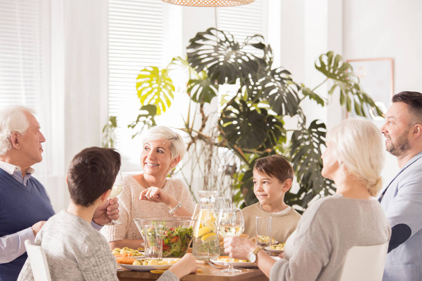 Family eating dinner - Foto, immagini