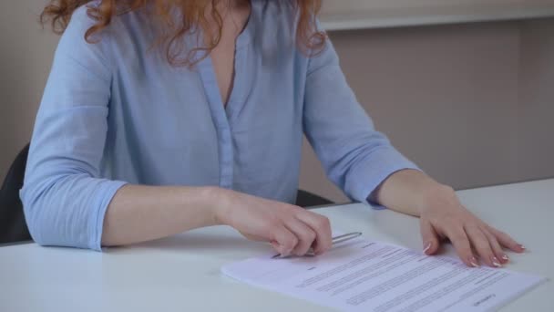 Ayrıntı kadın eller sözleşme imzalamak - Video, Çekim