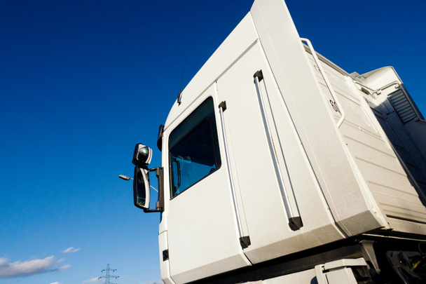 Camión de carga blanco entrega cabina de mercancías contra el cielo azul
 - Foto, imagen