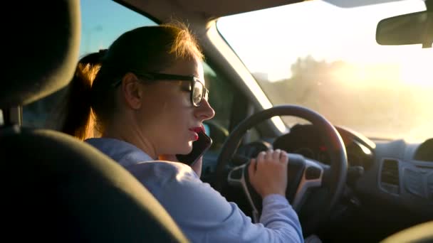 Yanında smartphone arabada gözlüklü kadın konuşuyor - Video, Çekim
