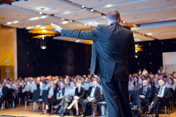 Ponente dando charla en evento conferencia de negocios
 - Foto, imagen