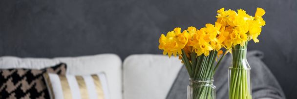Fresh daffodils in stylish apartment  - Foto, afbeelding