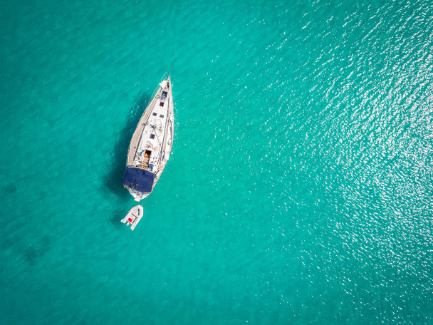 Bateau blanc amarré sur la mer Adriatique, Italie
 - Photo, image