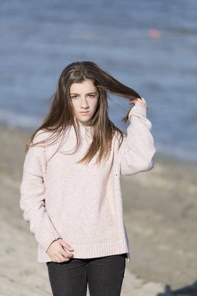 Jeune femme sur une plage  - Photo, image