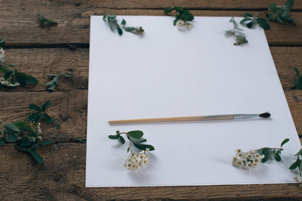 Blossoming spiraea on a white sheet of paper with a brush. - Foto, afbeelding