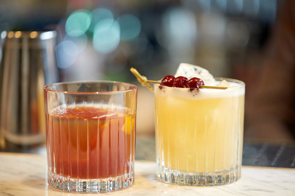 glasses of cocktails at bar - Foto, Imagem