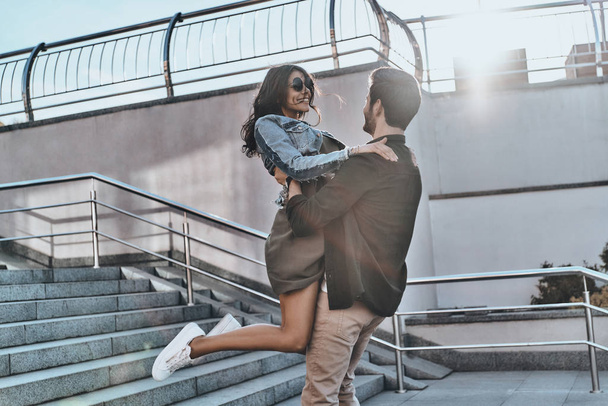 man carrying his girlfriend on stairs - Zdjęcie, obraz