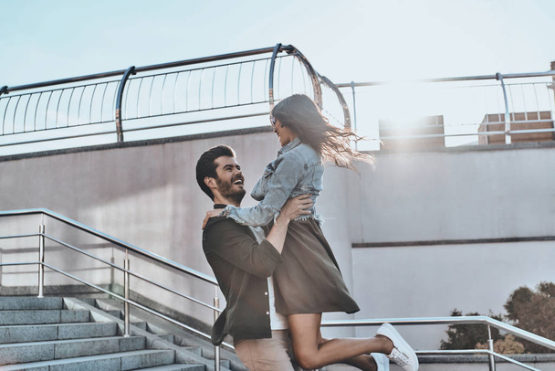 man carrying his girlfriend on stairs - Zdjęcie, obraz