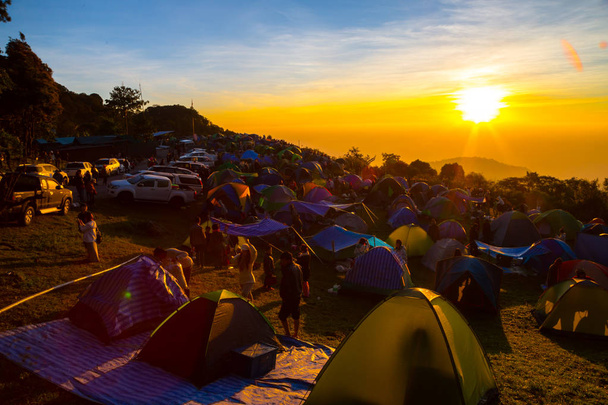Кемпинг палатка с видом на восход солнца на вершине горы
 - Фото, изображение