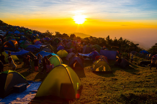 Σκηνή camping ενώ ήλιος δείτε άνοδο στην κορυφή του βουνού - Φωτογραφία, εικόνα