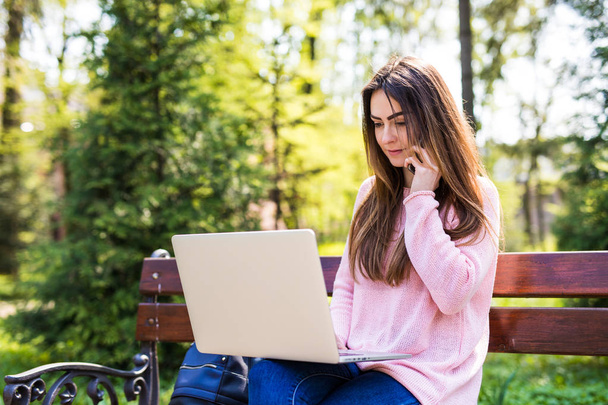 Evet ve onun dizüstü bilgisayarda çalışan bir parkta bankta oturan öğrenci - Fotoğraf, Görsel