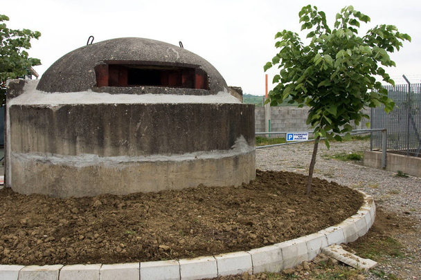 Bunker in Albanië gebouwd tijdens Hoxha de regel af te wenden van mogelijke externe invasie - Foto, afbeelding