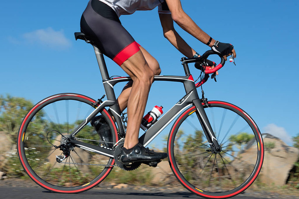 Desenfoque de movimiento de una carrera en bicicleta con la bicicleta y el jinete
 - Foto, imagen