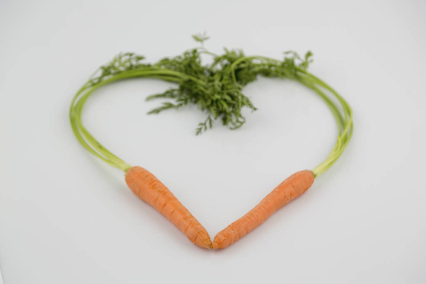 Zanahorias frescas en forma de corazón
 - Foto, Imagen
