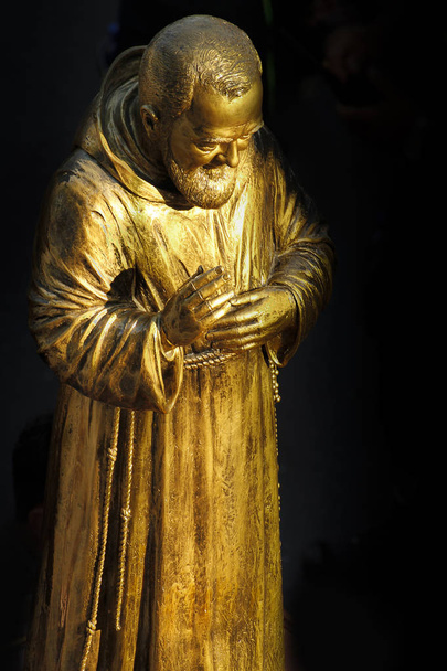 Padre pio standbeeld - Foto, afbeelding