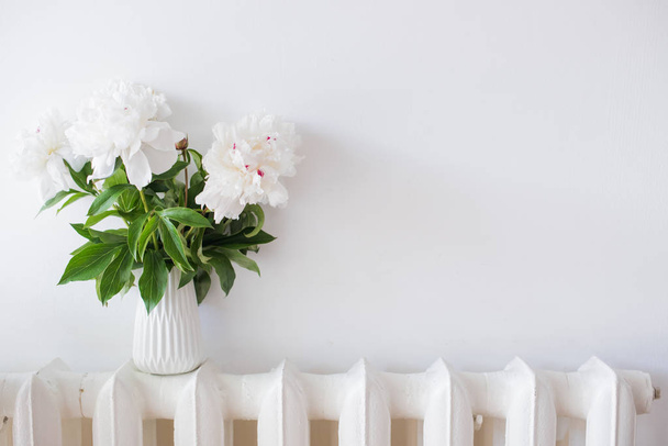 décoration à la maison, pivoines fraîches dans la chambre confortable blanche intérieure avec
 - Photo, image