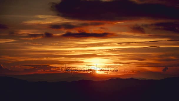 Čas zanikla krásný západ slunce Cloudscape nad horou. - Záběry, video