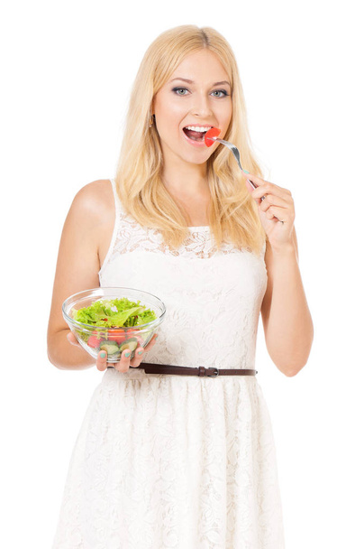 Vrouw die verse salade eet - Foto, afbeelding