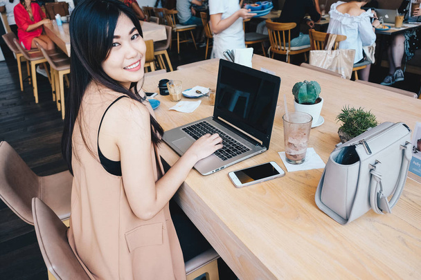 Kobiet biznesu casual zamierzasz używać komputera przenośnego w nowoczesną kawiarnię, komunikacja koncepcja - Zdjęcie, obraz