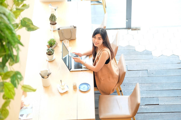 Casual επαγγελματίες γυναίκες σκοπεύετε να χρησιμοποιήσετε το φορητό υπολογιστή σε μοντέρνο καφέ, έννοια επικοινωνίας - Φωτογραφία, εικόνα