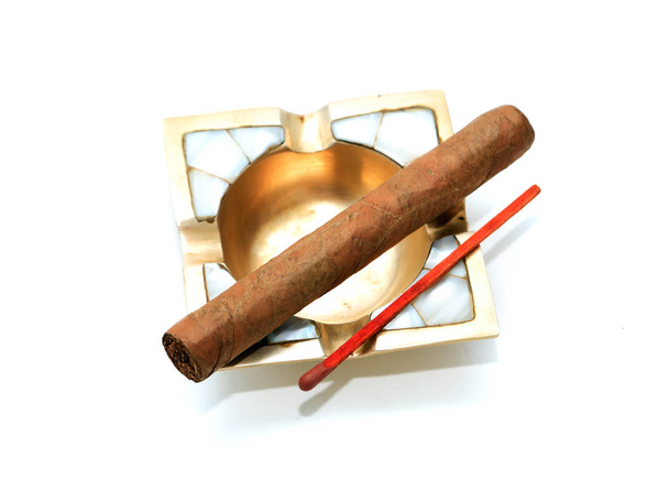 sigaar op asbak - Foto, afbeelding