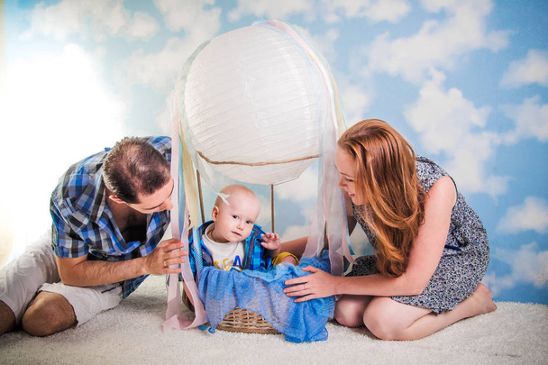 Ouders met een kind in een ballon - Foto, afbeelding