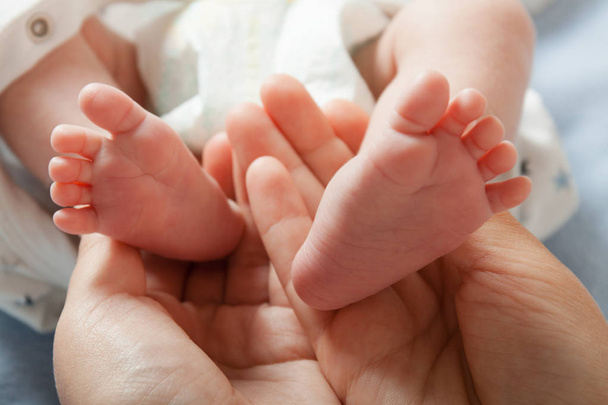 Baby been in bovenliggende hand - Foto, afbeelding