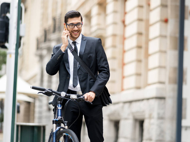 Young businessmen with a bike - Fotoğraf, Görsel