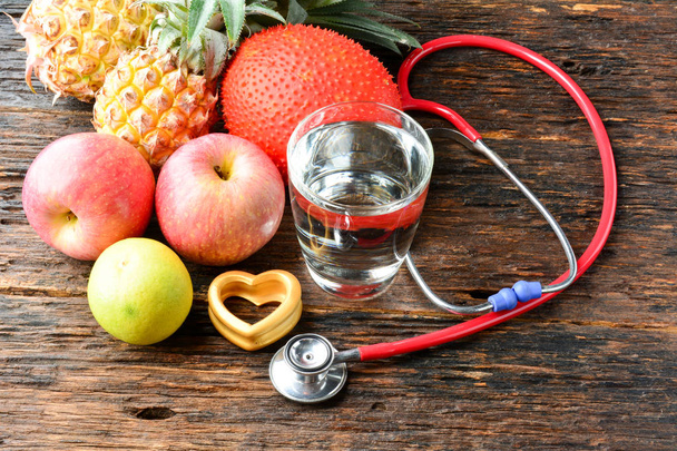 Фрукти, серце, стетоскоп та склянка для води для здорового та тіла
 - Фото, зображення