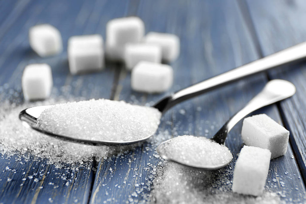 Lusikat sokerilla pöydällä
 - Valokuva, kuva