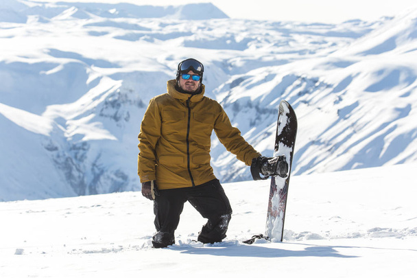 Snowboarder Snowboard auf Neuschnee mit Skipiste an sonnigem Wintertag - Foto, Bild