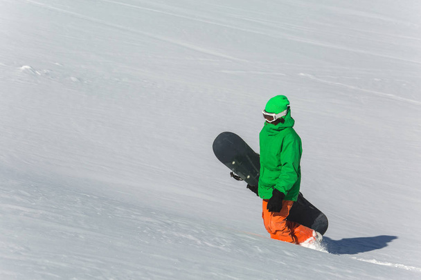 snowboarder snowboard na neve branca fresca com pista de esqui no dia ensolarado de inverno
 - Foto, Imagem