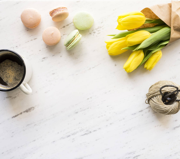 Flowers, coffee, macarons on marble background - Foto, Imagem