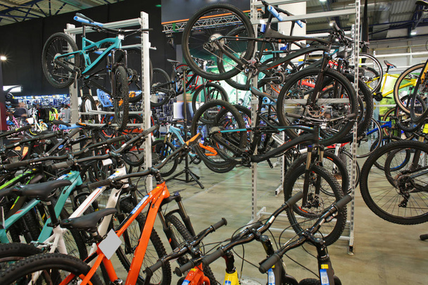 Bicycle exhibition in showroom - Foto, Imagen