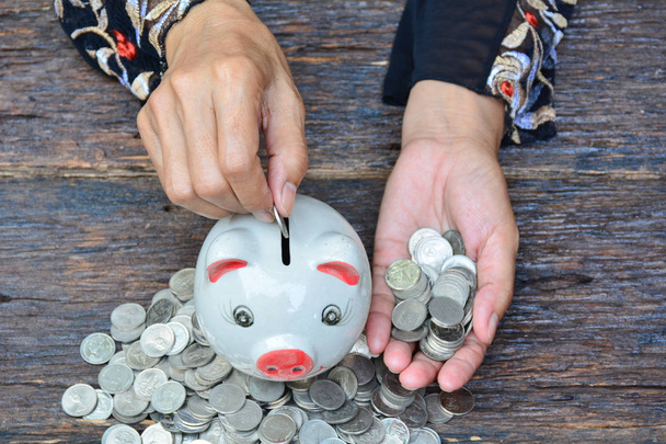 копилка и стек монет для экономии денег и успеха, налоговое море
 - Фото, изображение