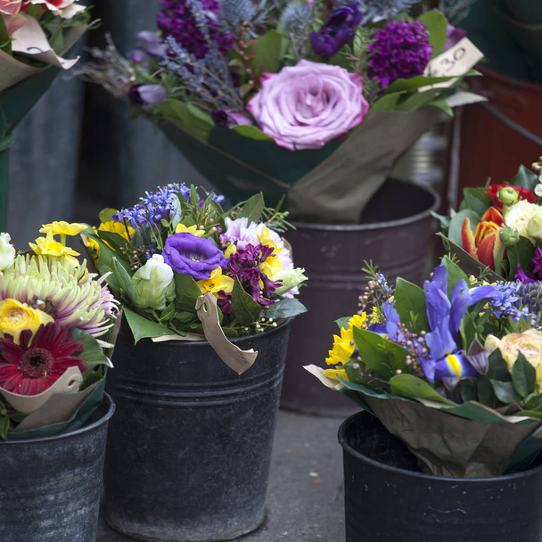 ποικιλία των λουλουδιών κοντά το λουλούδι κατάστημα προς πώληση - Φωτογραφία, εικόνα