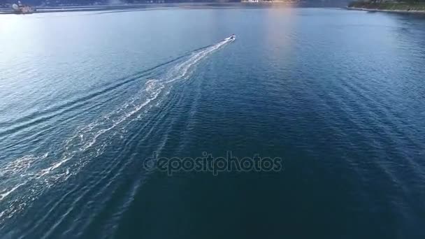 Velocidade Dinghy na vela de alta velocidade no mar. Baía de Kotor em Mont
 - Filmagem, Vídeo