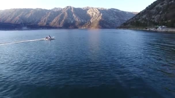 Sebesség csónak vitorlás a tengeren, nagy sebességgel. Kotor-öböl Mont - Felvétel, videó