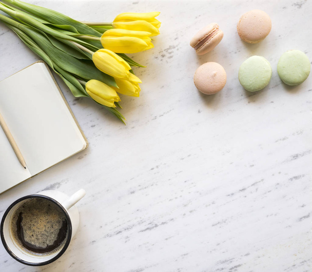 Vista superior de notebook, café, macarons e tulipas em mármore de volta
 - Foto, Imagem