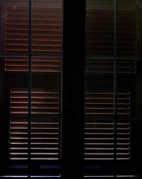 Luz que filtra entre as persianas fechadas
 - Foto, Imagem