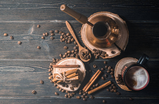 top view of brewed coffee in cezve - Foto, afbeelding