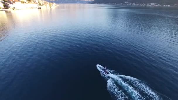 Velocità gommone a vela ad alta velocità sul mare. Baia di Kotor a Mont
 - Filmati, video