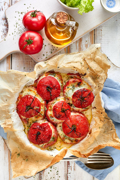 Gebakken tomaten gevuld met spinazie, kaas en kruiden - Foto, afbeelding