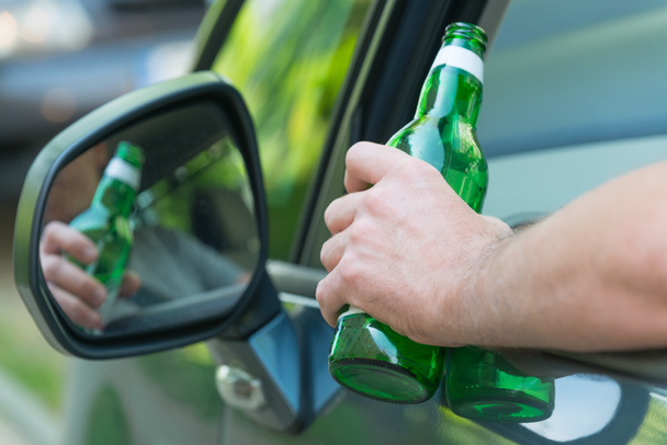 Hombre bebiendo cerveza en un coche
 - Foto, imagen