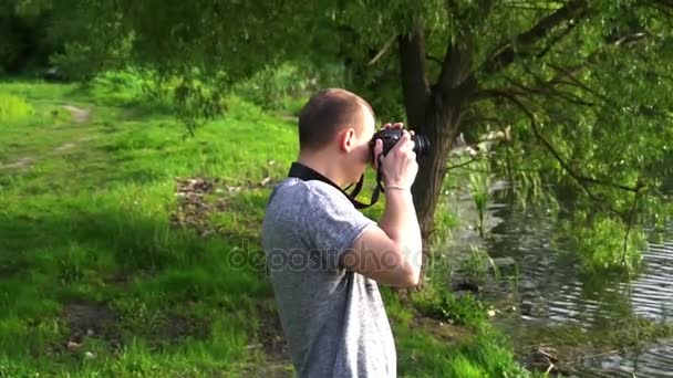o operador tira fotos da natureza na câmera
 - Filmagem, Vídeo