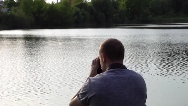 ο χειριστής λαμβάνει φωτογραφίες της φύσης στην κάμερα - Πλάνα, βίντεο