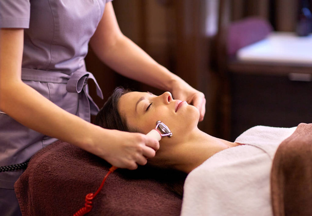 woman having hydradermie facial treatment in spa - Photo, Image