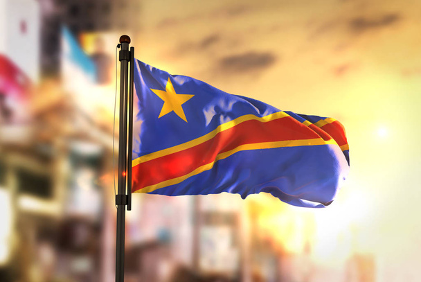 Demokratische Republik Kongo Flagge gegen Stadt verschwommen Backg - Foto, Bild