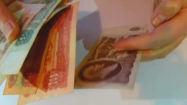 Vrouw toont oude Sovjet-Unie bankbiljetten (Close-up weergave) - Video